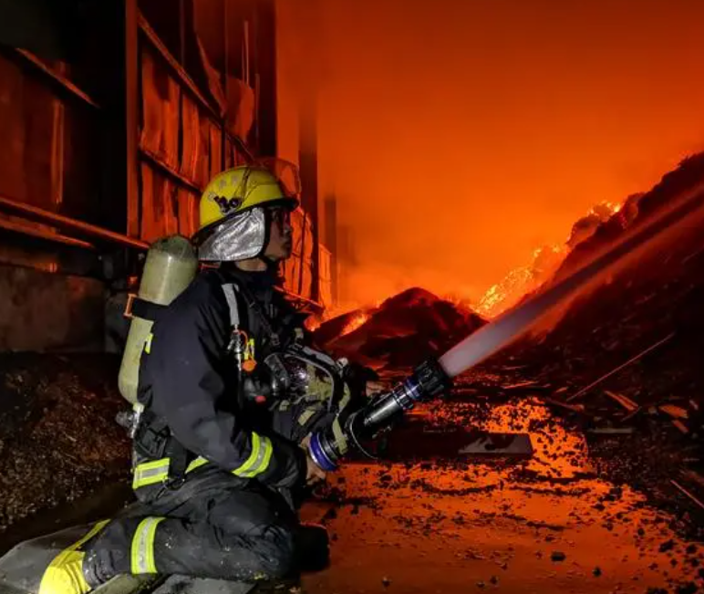 懂得常见的火灾的自救,学会使用简单的消防器材,做到不玩火,会用火